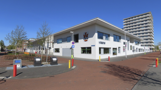 902313 Gezicht op het gebouwencomplex met links de Terwijde Julius Gezondheidscentra en rechts de protestants ...